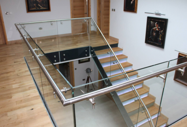 Tangga kaca dengan balustrade stainless steel
